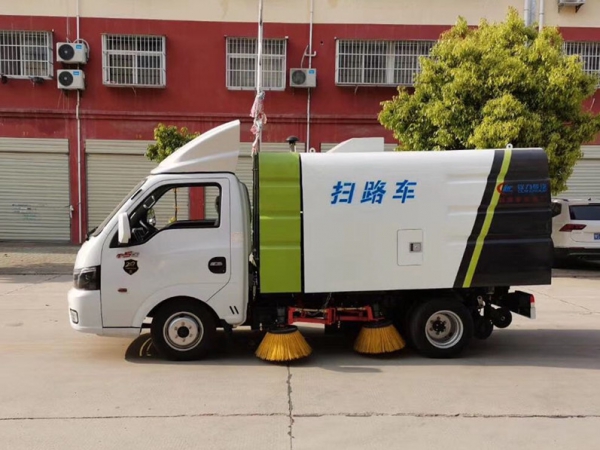 東風(fēng)途運(yùn)2600mm掃路車（0.8方水罐，1.7方塵罐）