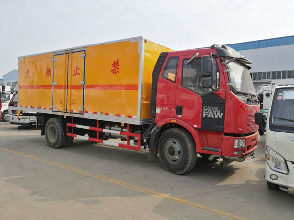 解放6.2米（10.4噸）雜項危險品廂式車