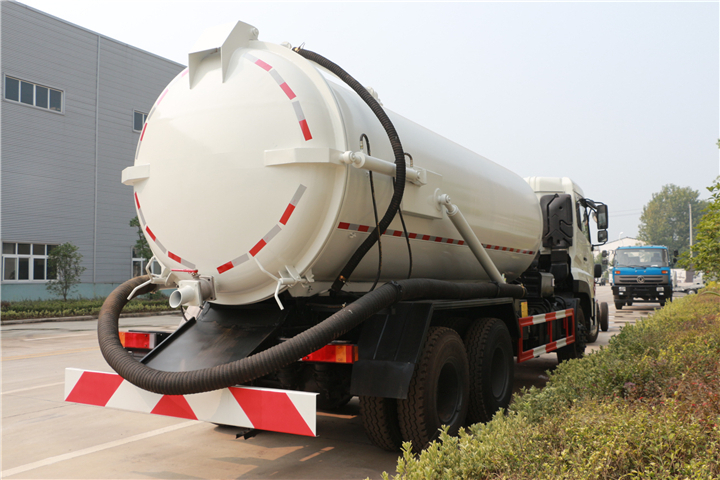 東風后八輪16方吸污車