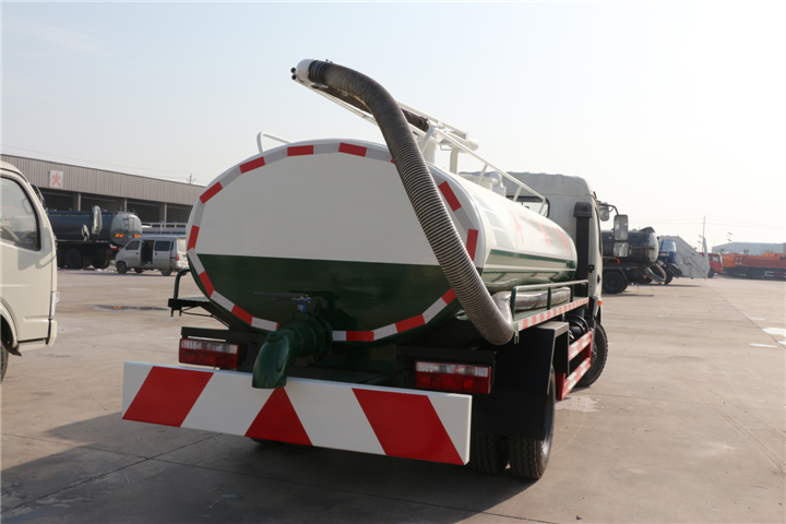 東風(fēng)大多利卡7方吸糞車(chē)