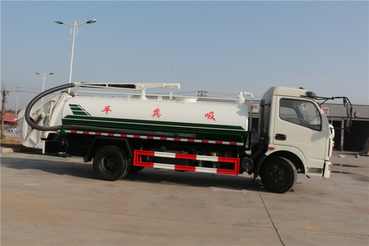 東風(fēng)大多利卡7方吸糞車(chē)